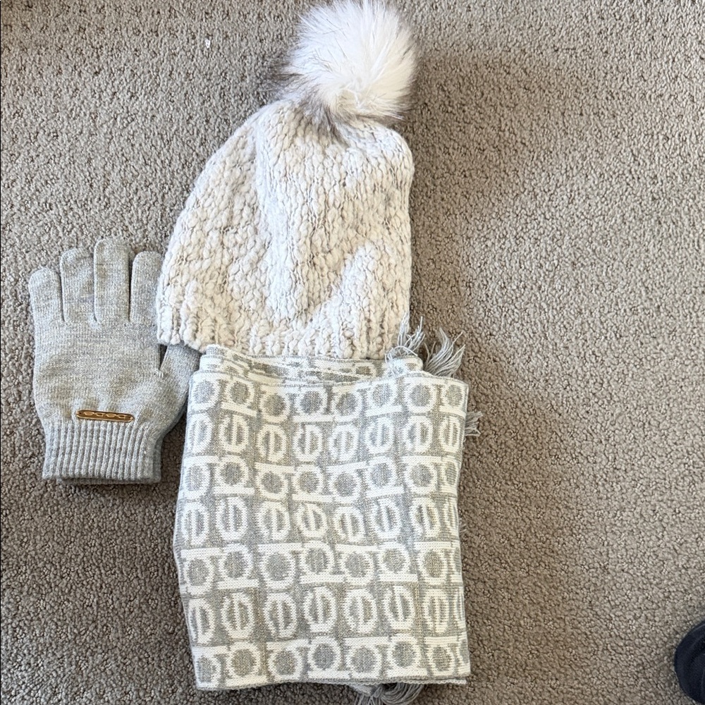 NWOT bebe Gray Gloves with Gold Accent